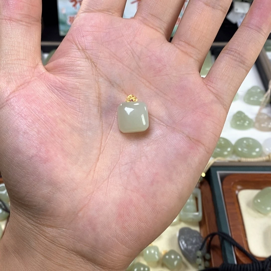 九***@和田玉未镶嵌颈饰