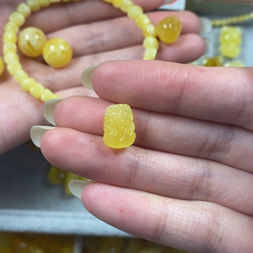 琥珀裸石未镶嵌迦*貔貅