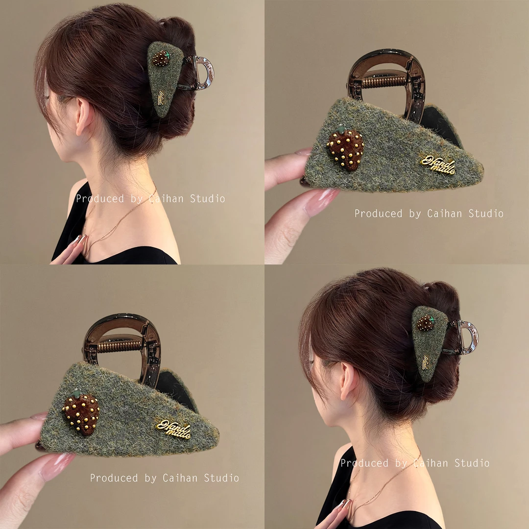 圣诞晨曦~草莓毛毡三角抓夹女高级感2025新款气质鲨鱼夹旅行发卡