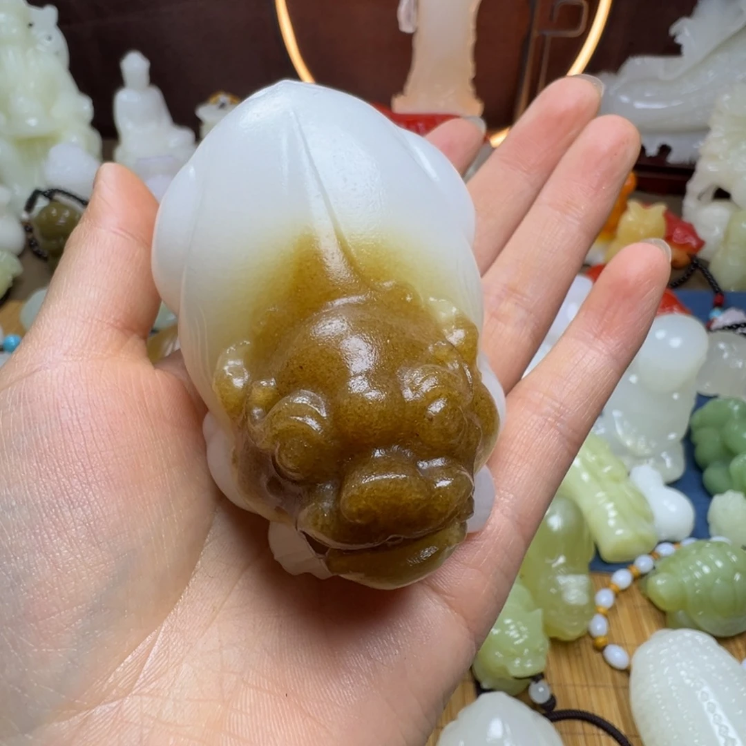石材小**?手工雕刻糖白貔貅