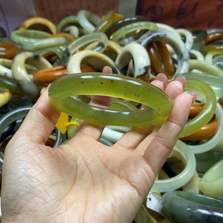 未***了蛇纹石玉未镶嵌手镯