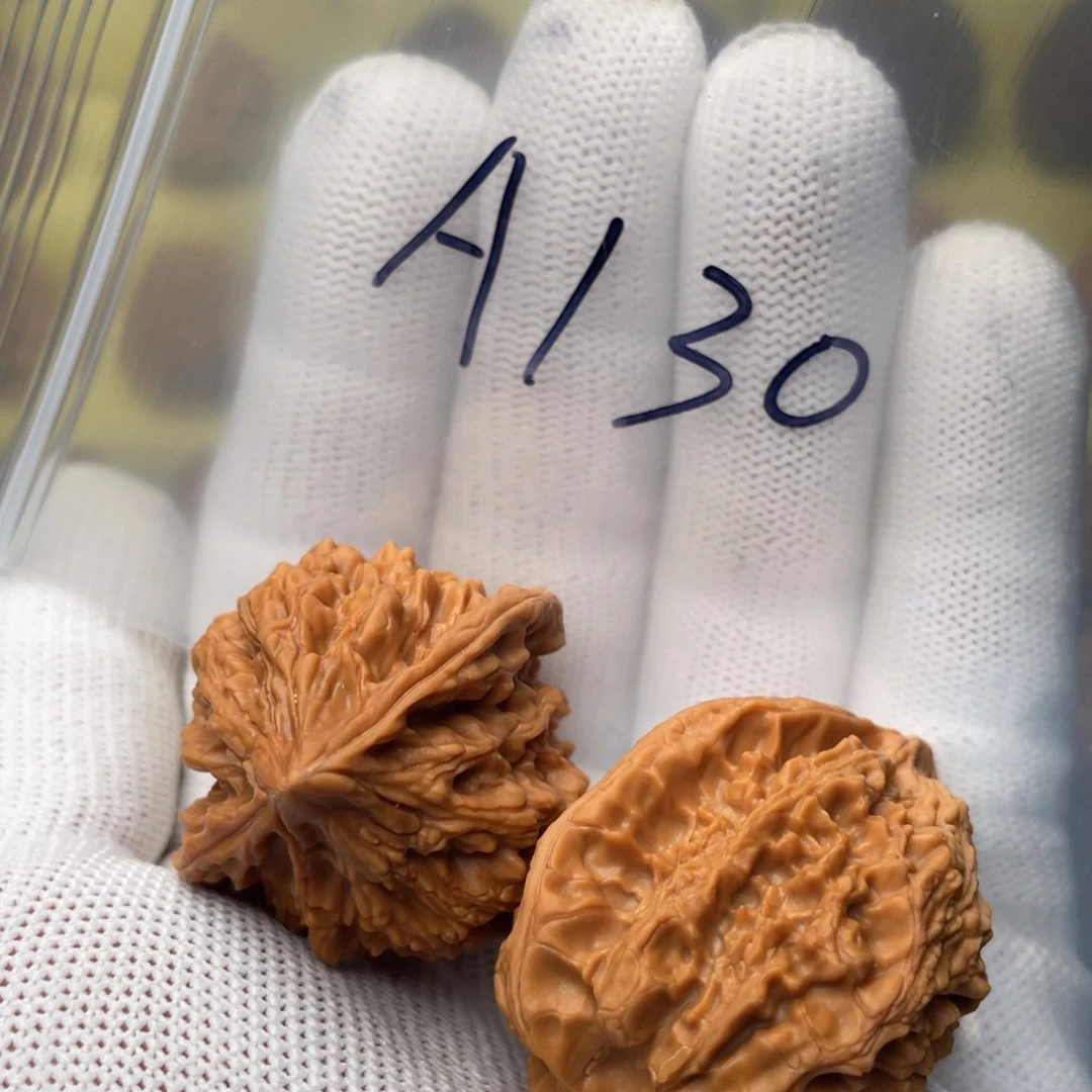 文玩核桃把件十三鸡心37