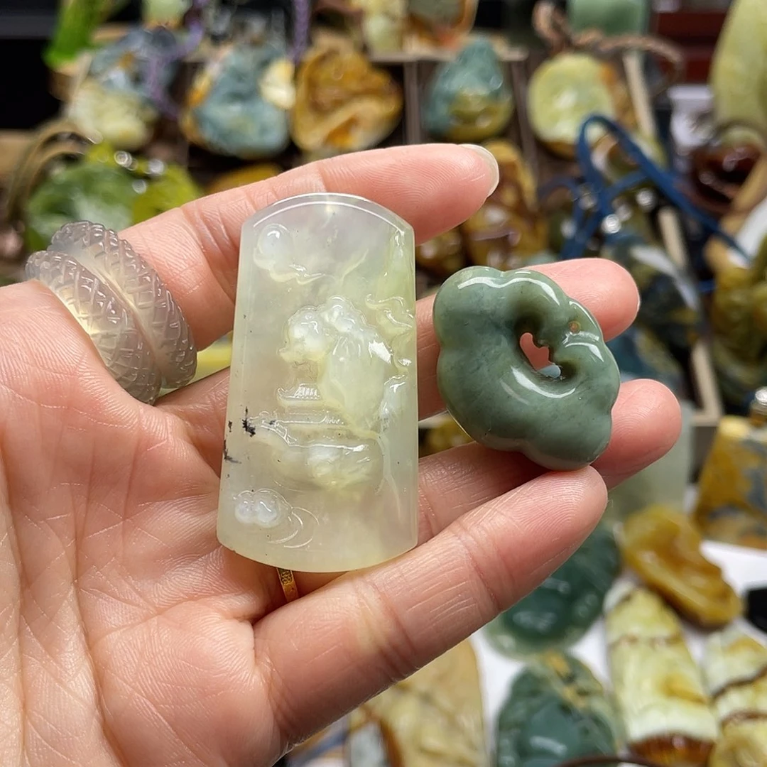 岫玉未镶嵌颈饰岫玉两个锁和山水