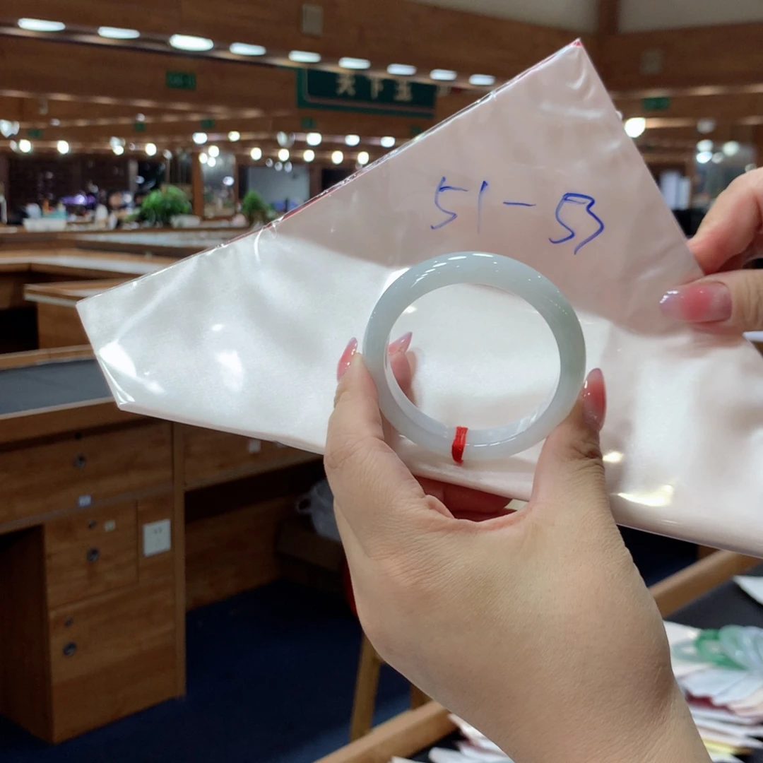 翡翠手镯未镶嵌翡翠