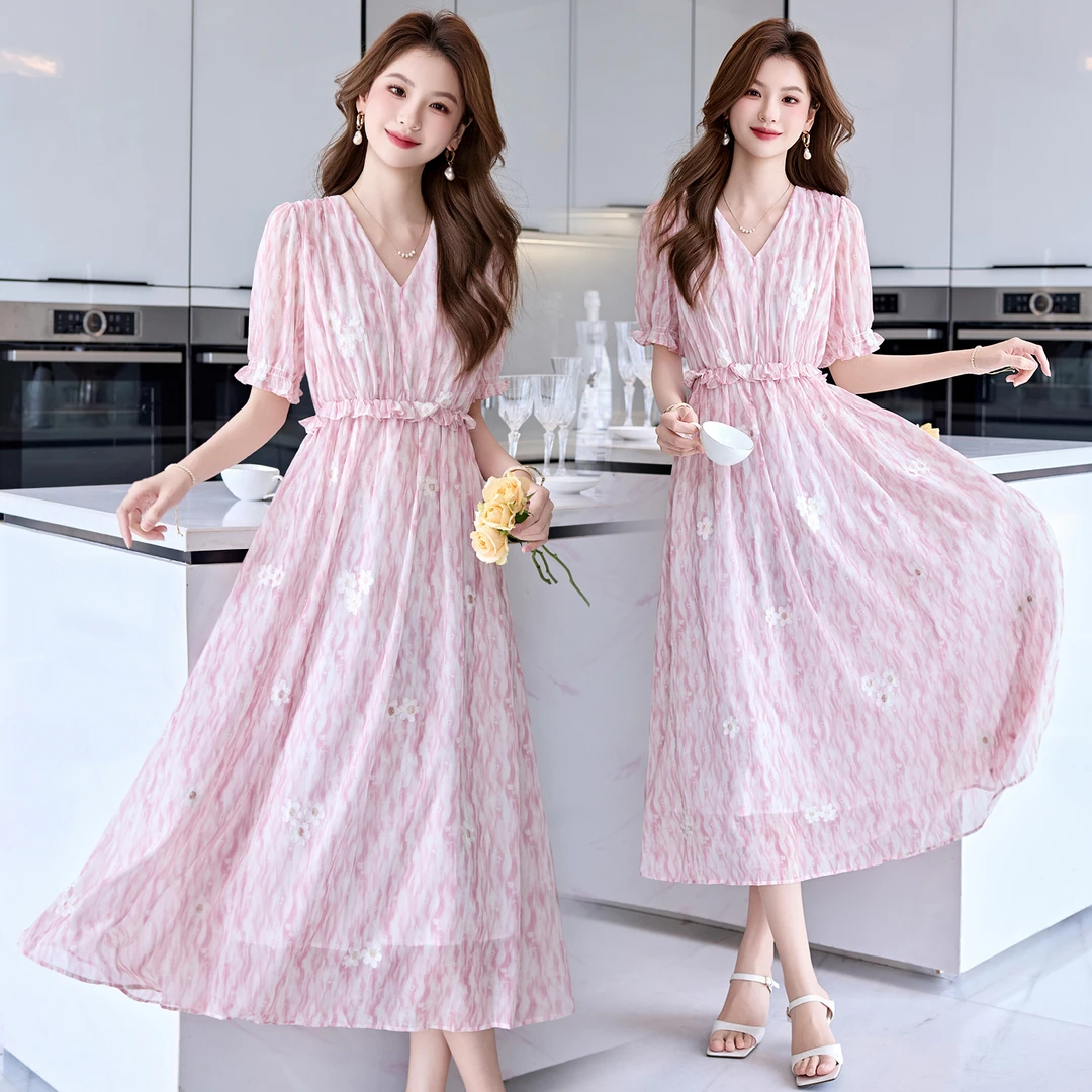 法式V领碎花连衣裙女2025夏季新款名媛风优雅气质收腰中长款裙子
