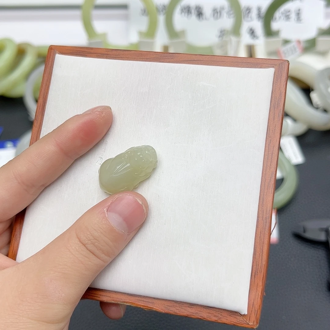 【闪购商品】和田玉手镯未镶嵌戴***。