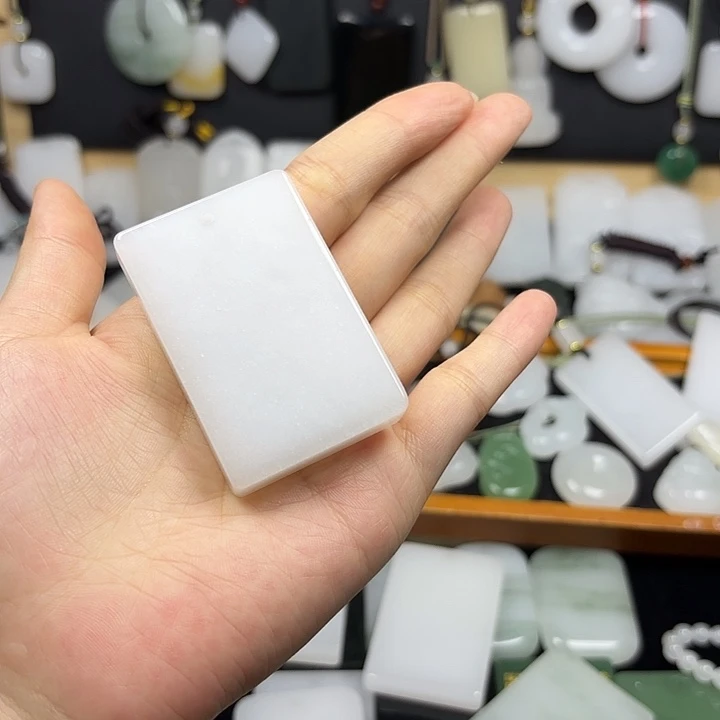 豪***豪石英质玉未镶嵌颈饰