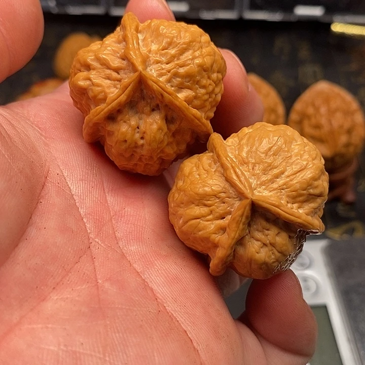 文玩核桃吊坠牡丹三愣