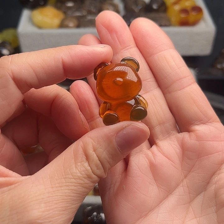 琥珀未镶嵌颈饰熊