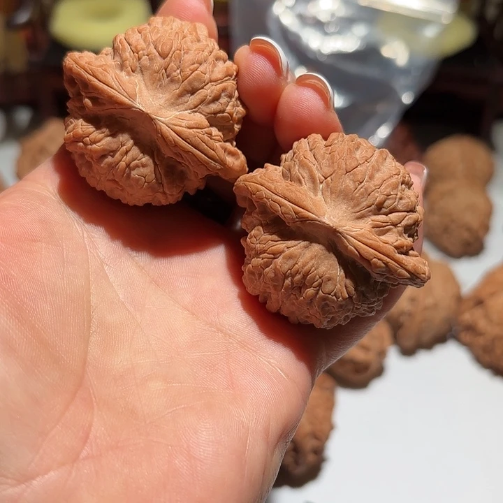 今***世大叶紫檀（黑酸枝木类）文玩核桃血麒麟