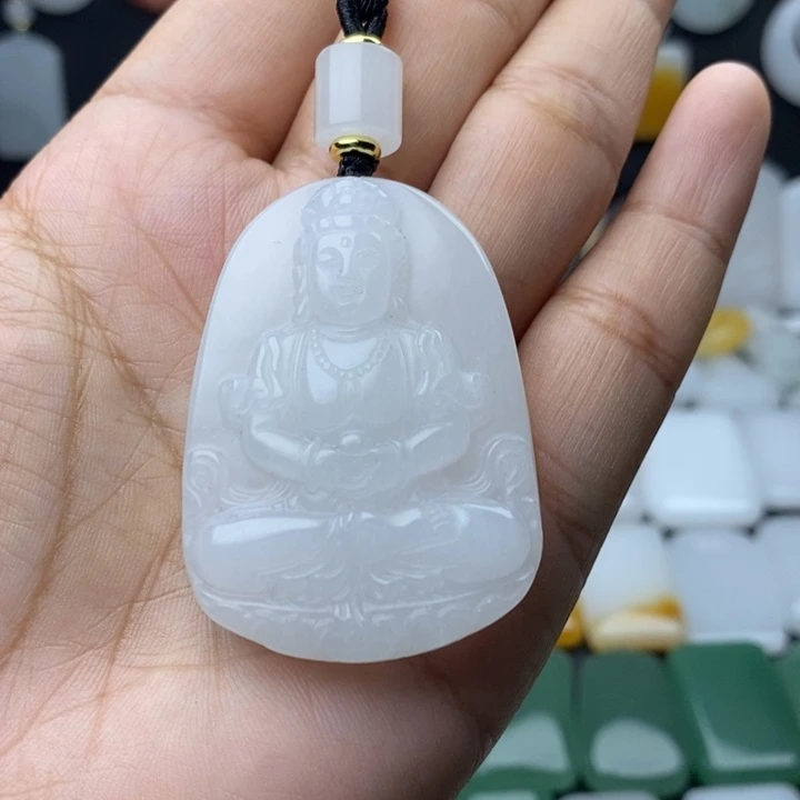 ****怀石英质玉未镶嵌颈饰