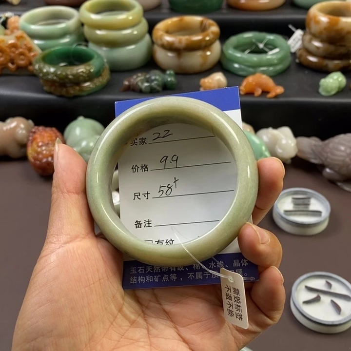 Z****石英质玉未镶嵌手镯