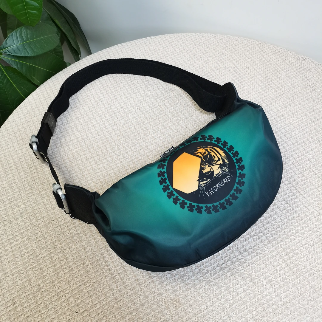 男女潮牌包包休闲时尚饺子斜挎包130013-1