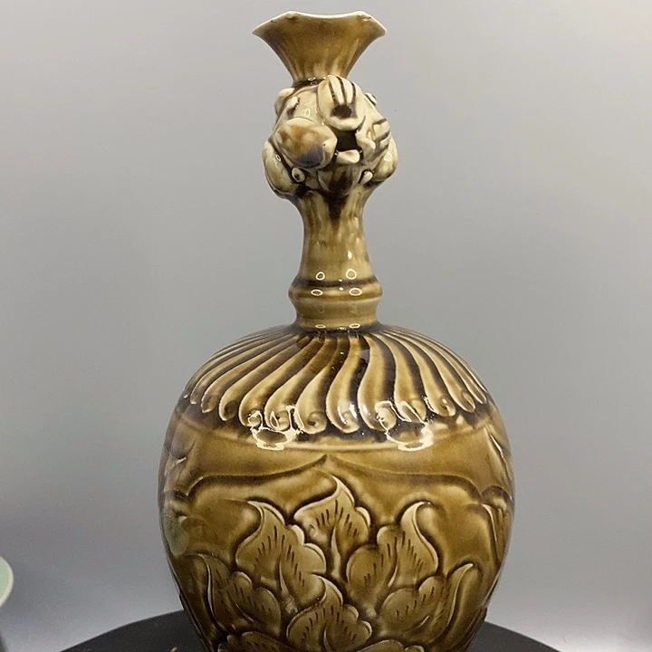 定窑凤头壶造型精美