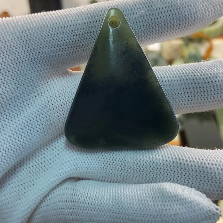 透闪石质玉未镶嵌颈饰