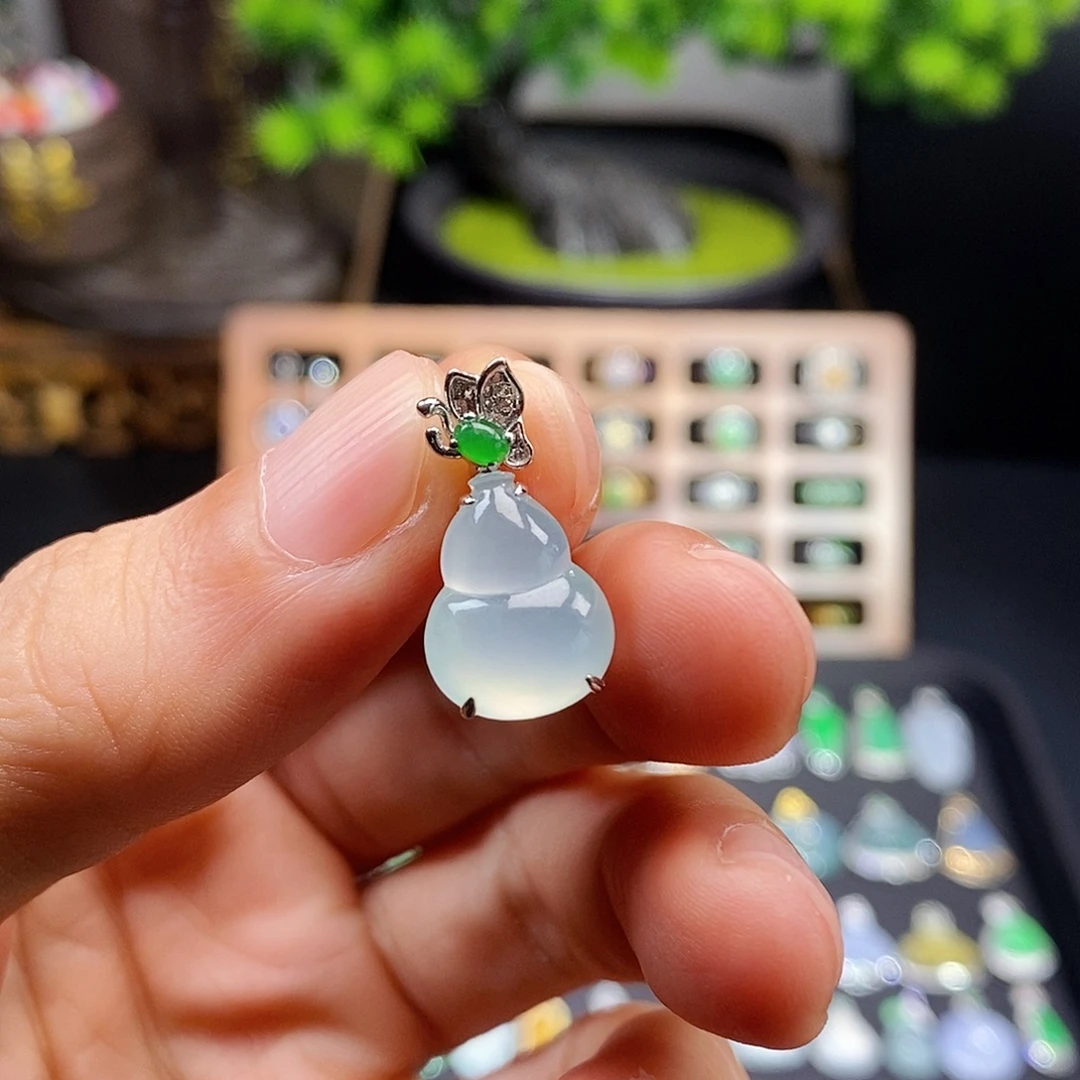 颈饰18K金镶嵌翡翠葫芦