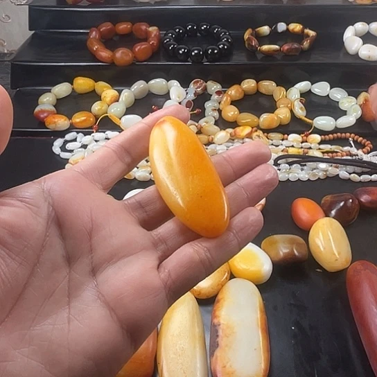 红***梅和田玉未镶嵌挂件