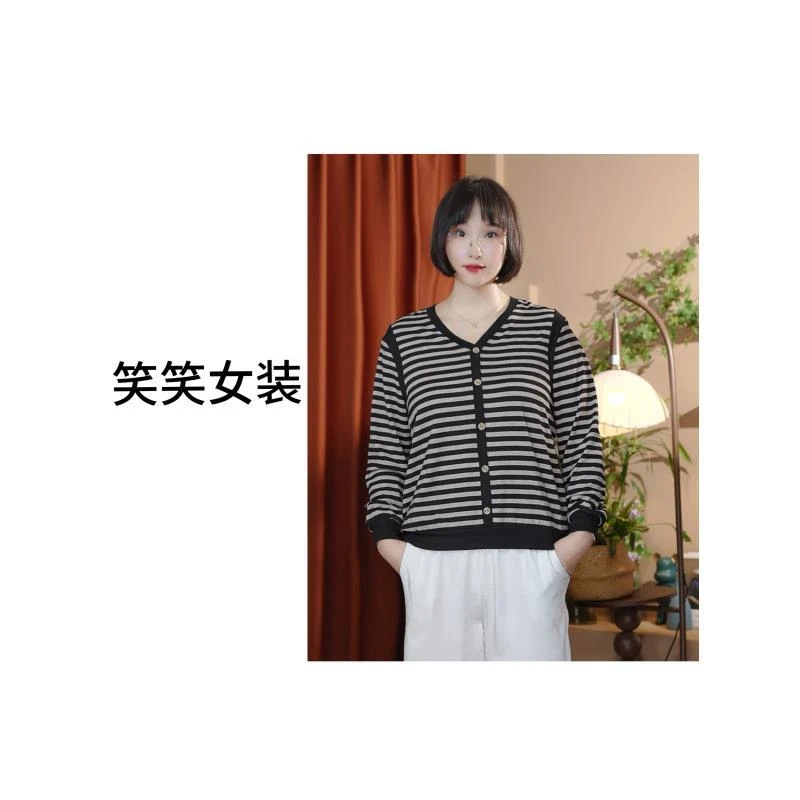 Ⅴ 81365 横条排扣V领小衫条纹百搭时尚秋季显瘦打底大码长袖
