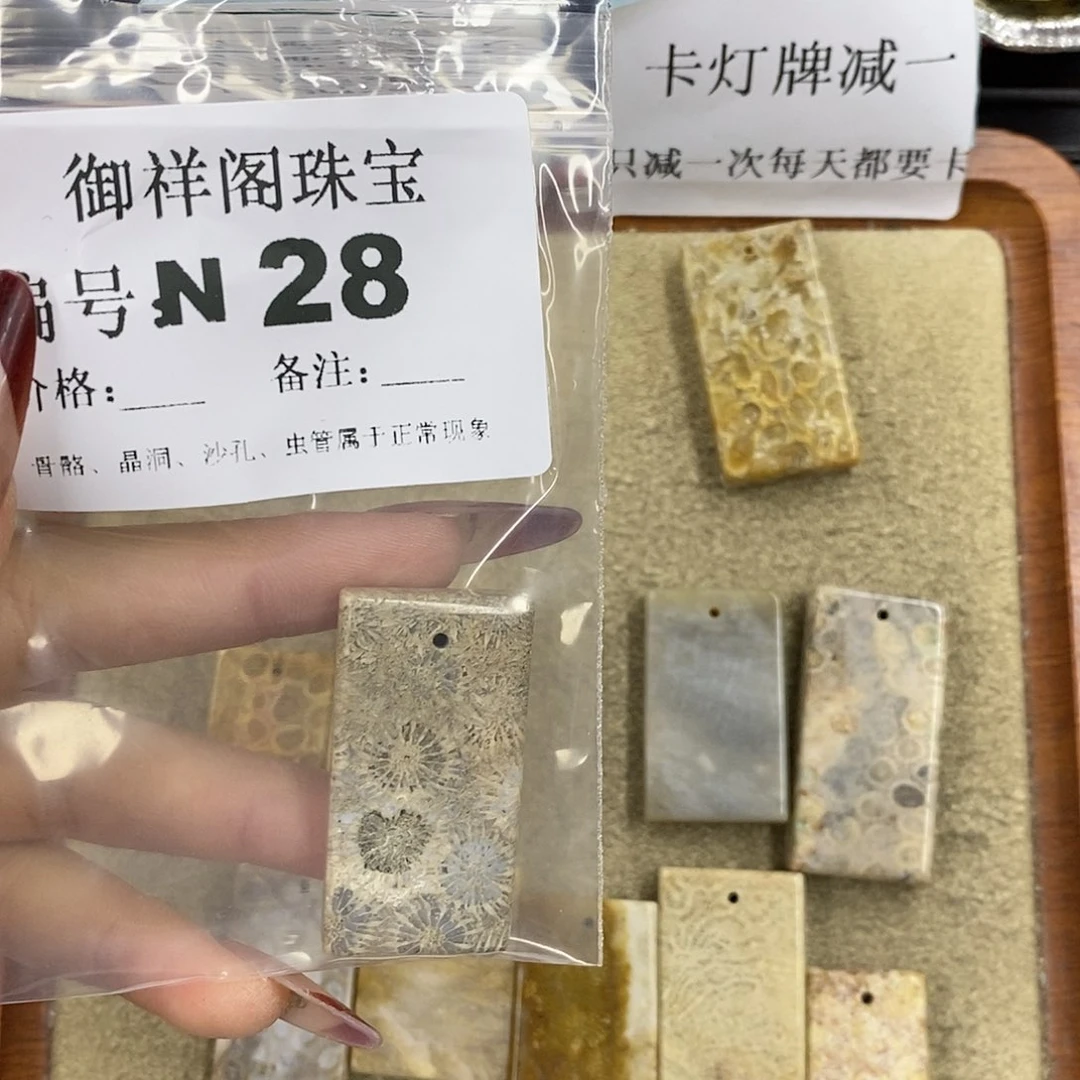 石英质玉吊坠(不含链)足银镀金镶嵌一**芙