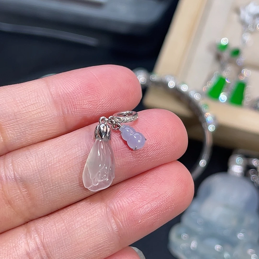 翡翠18K金镶嵌颈饰兰花