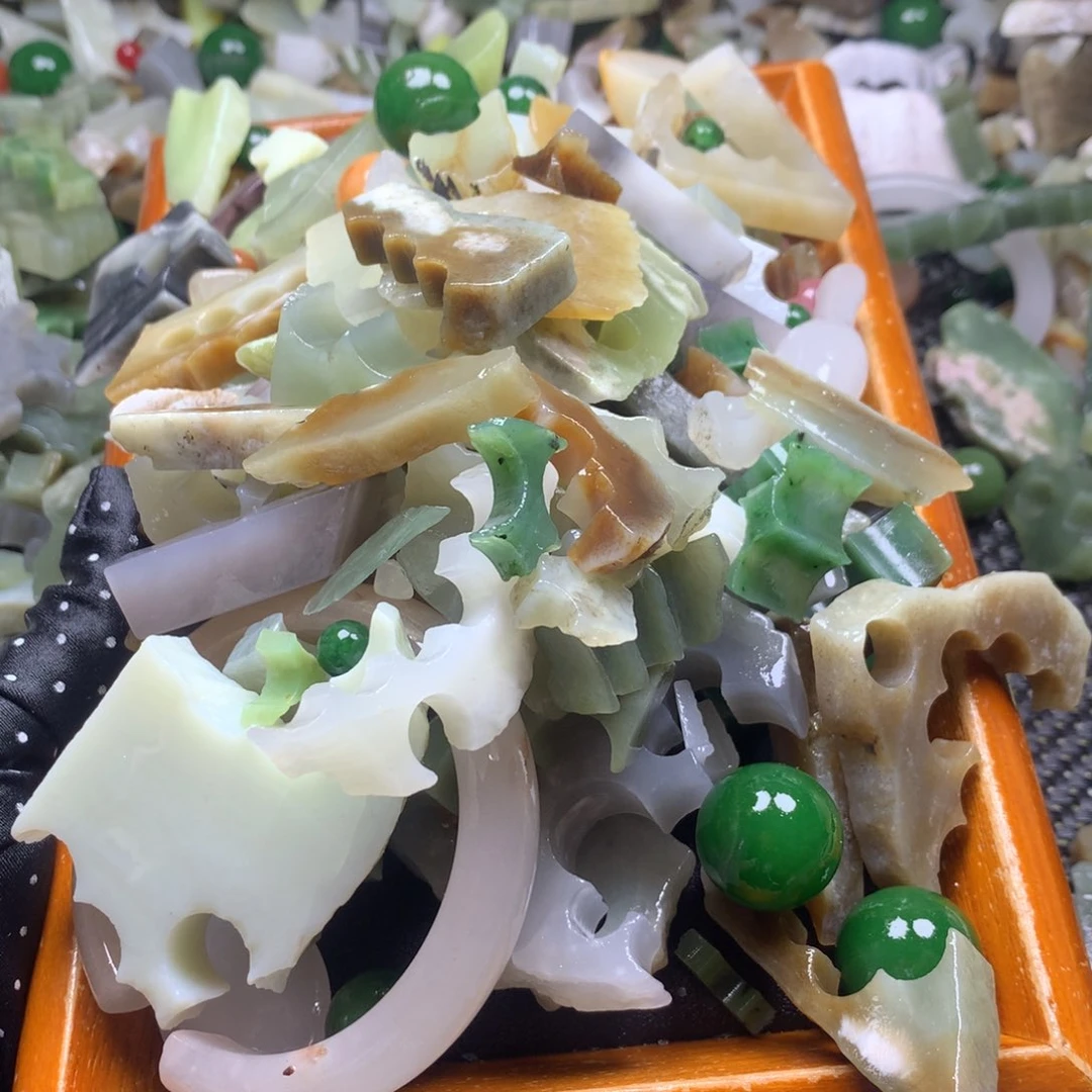 和田玉未镶嵌颈饰上*