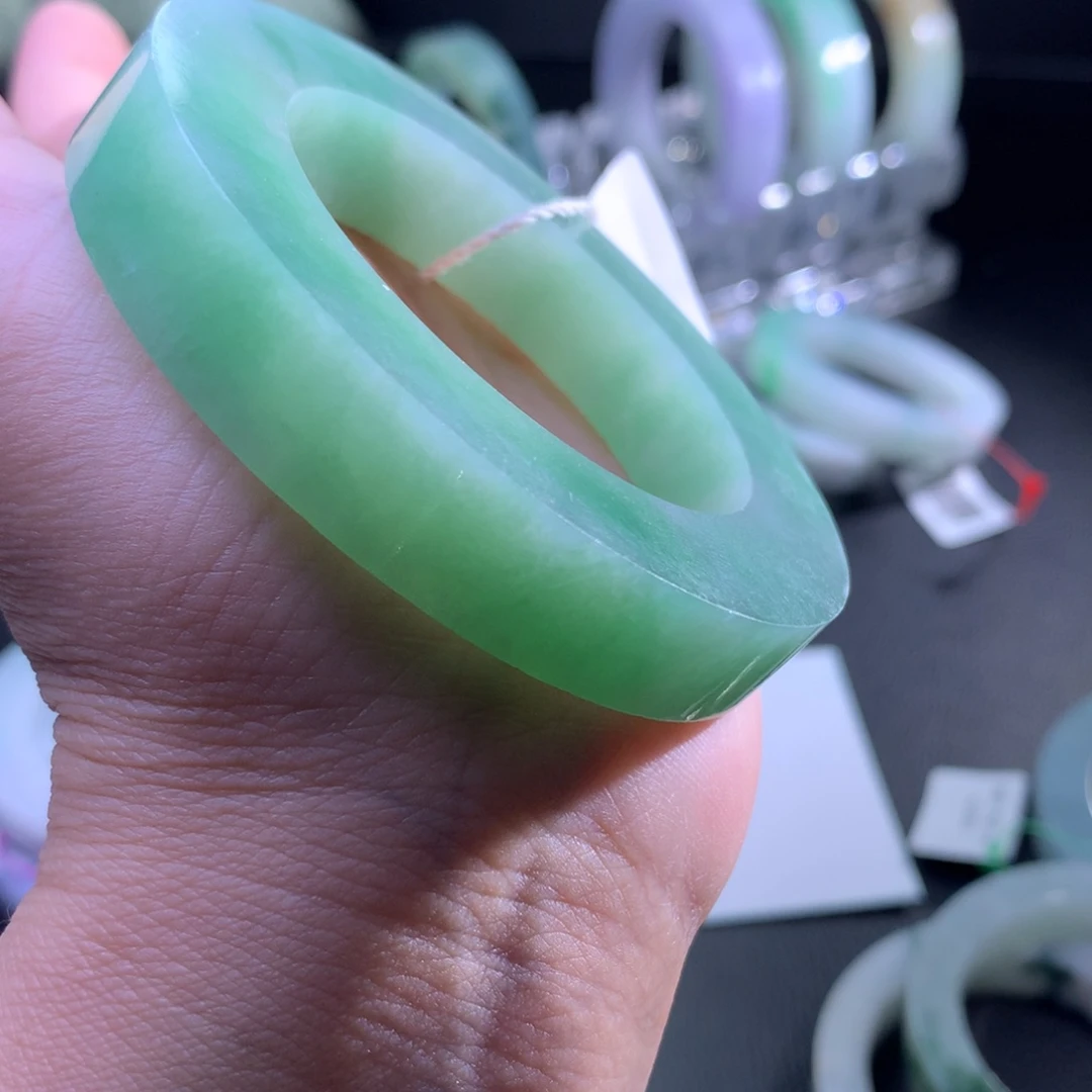 定制翡翠未镶嵌翡翠手镯
