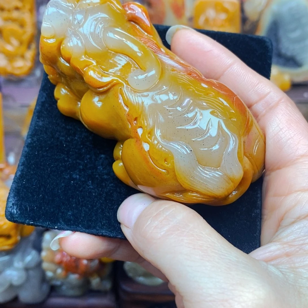 未镶嵌石英质玉（黄龙玉）颈饰