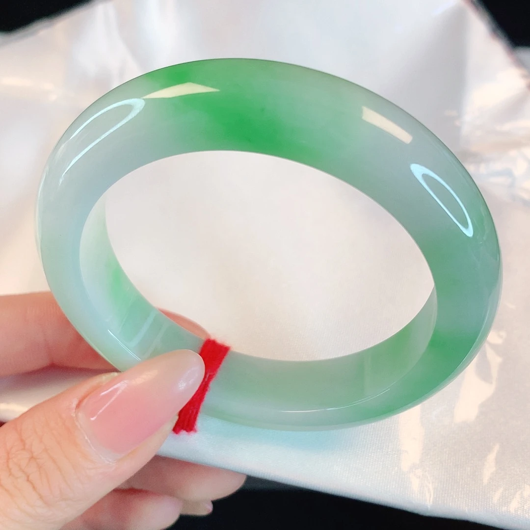 翡翠手镯未镶嵌52圈口