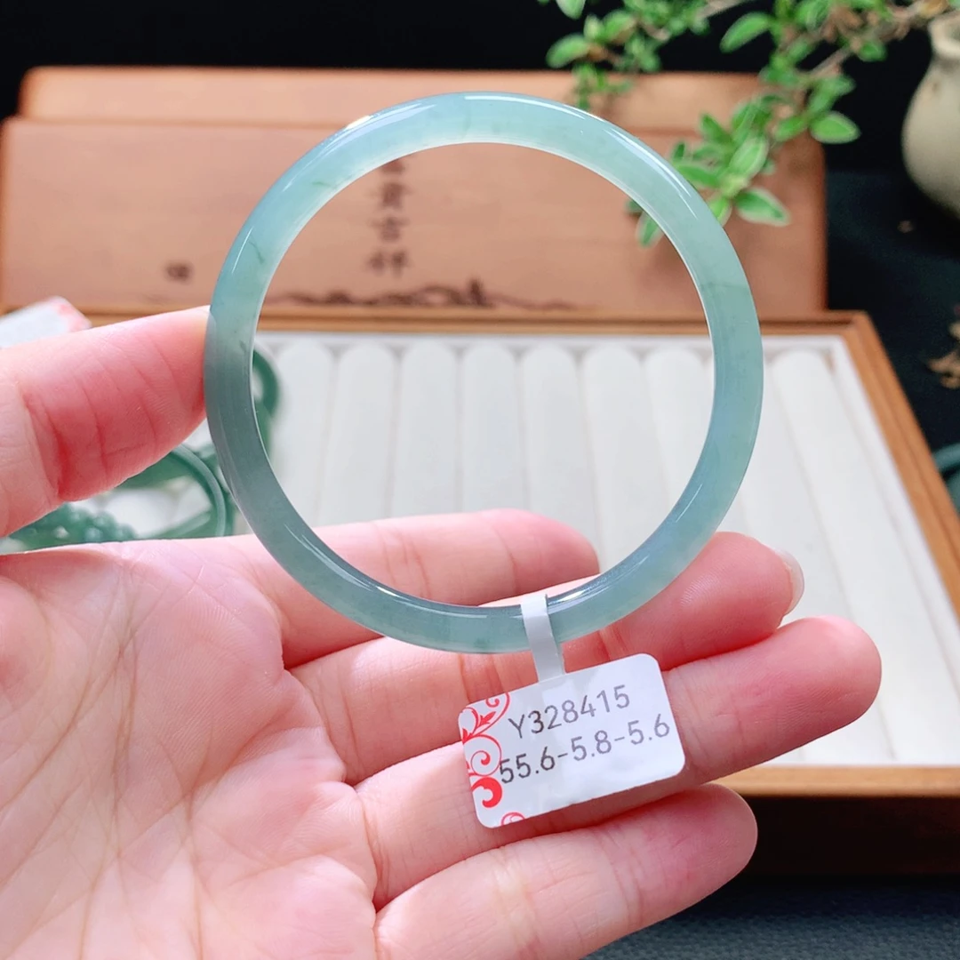 翡翠未镶嵌手镯（圆镯）
