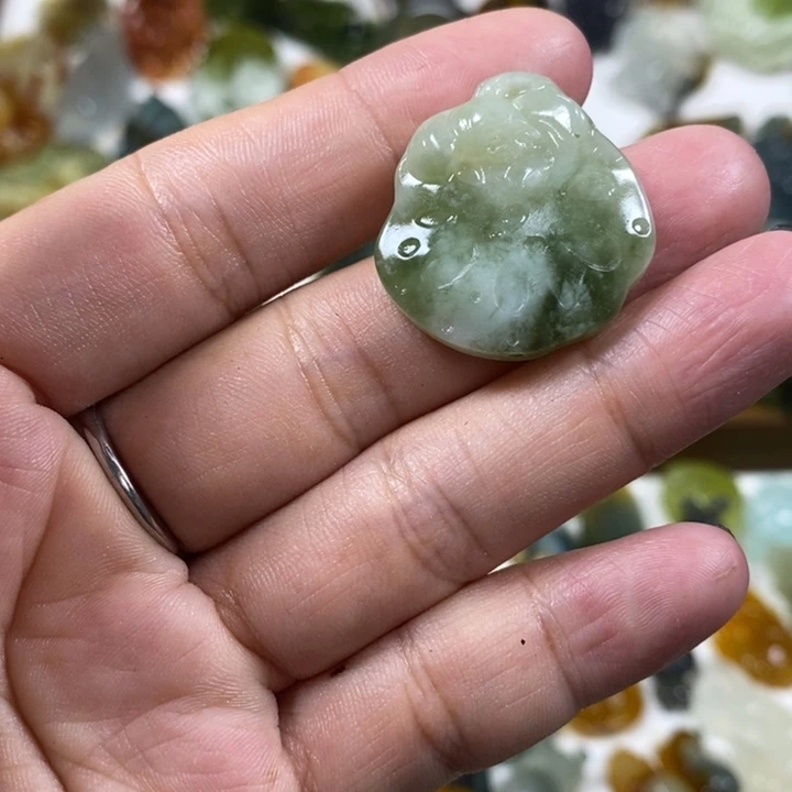 未镶嵌蛇纹石玉吊坠