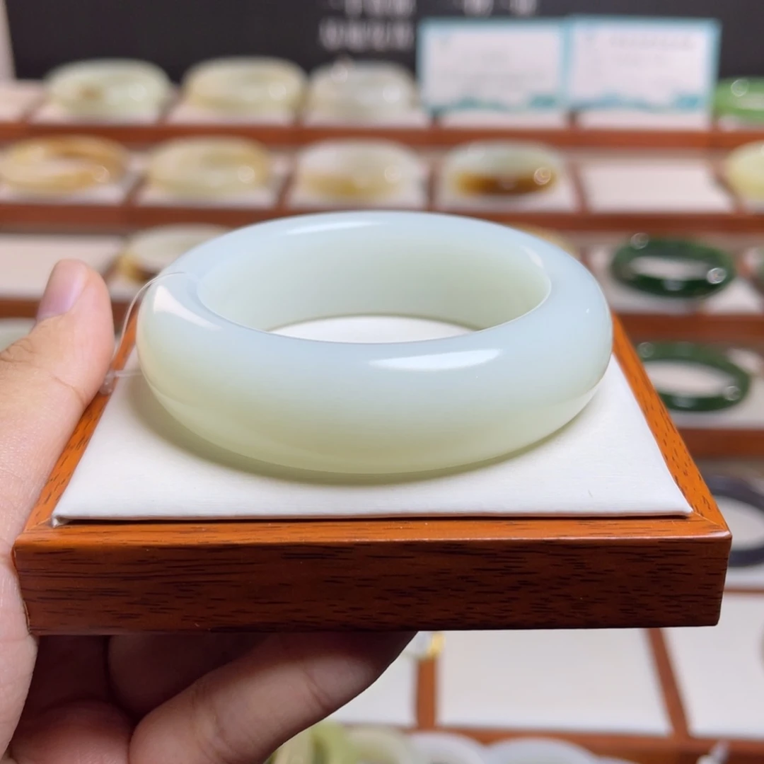 【闪购商品】未镶嵌手镯和田玉L****玥