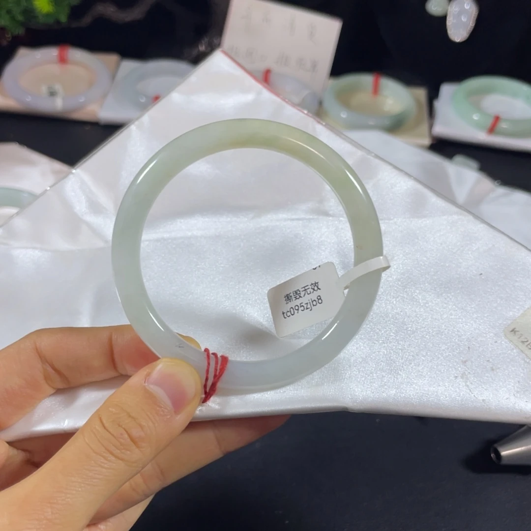 未镶嵌手镯翡翠天然翡翠手镯