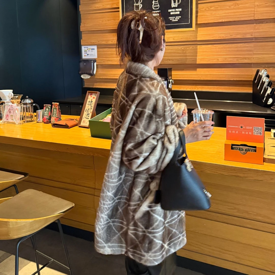 EIM FUR 「朝露濡罗」22898V领阔版刻花水貂皮草外套女紫金短二整貂