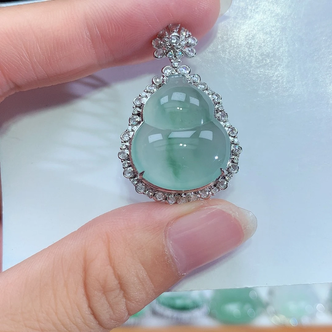 翡翠18K金镶嵌颈饰雪*葫芦