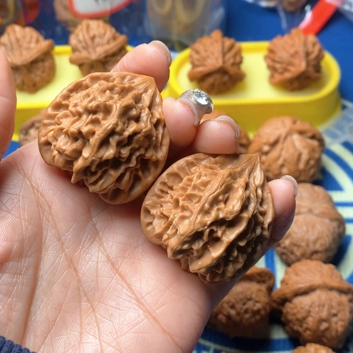 刘***爷桃核吊坠龙门涧核桃
