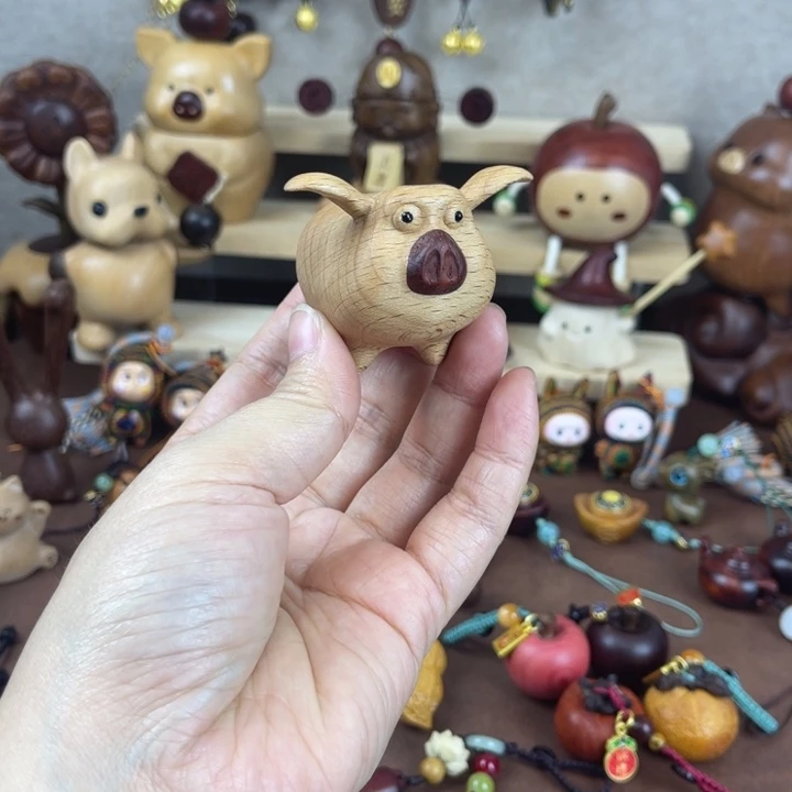 实木小猪摆件一个