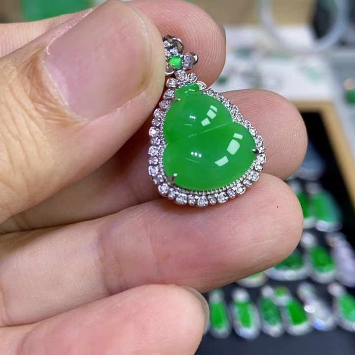 翡翠18K金镶嵌颈饰