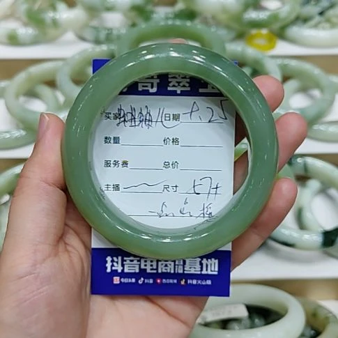 蛐***8透闪石-蛇纹石玉未镶嵌手镯