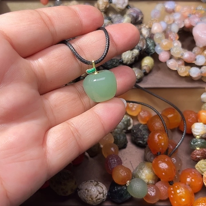 阿拉善彩珠玛瑙吊坠