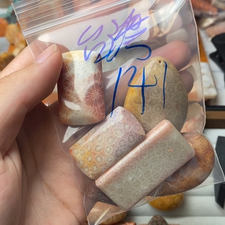 台***膏未镶嵌珊瑚玉硅化玉