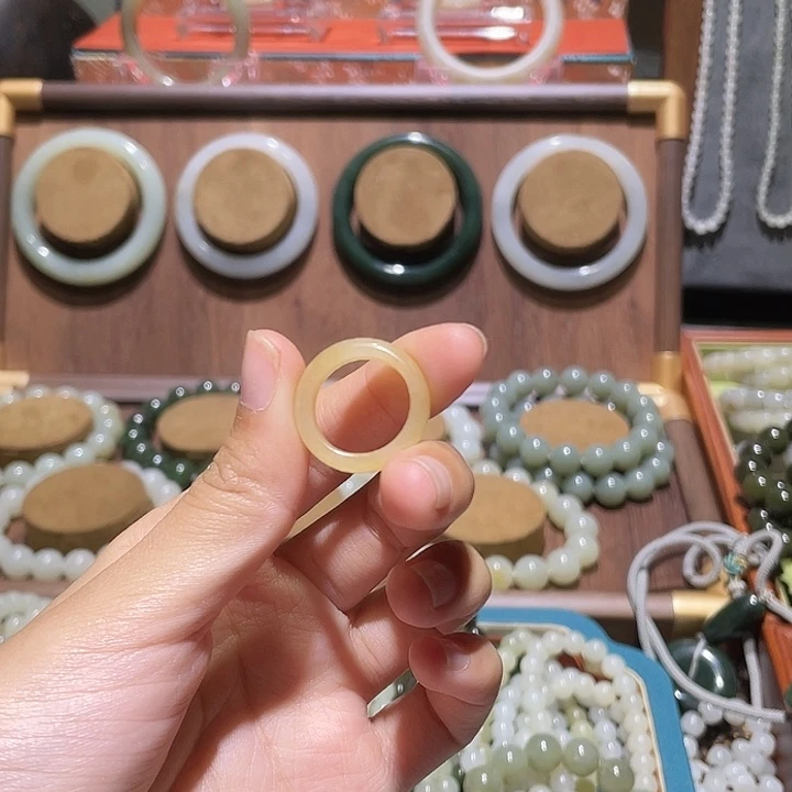 向***乐和田玉未镶嵌颈饰