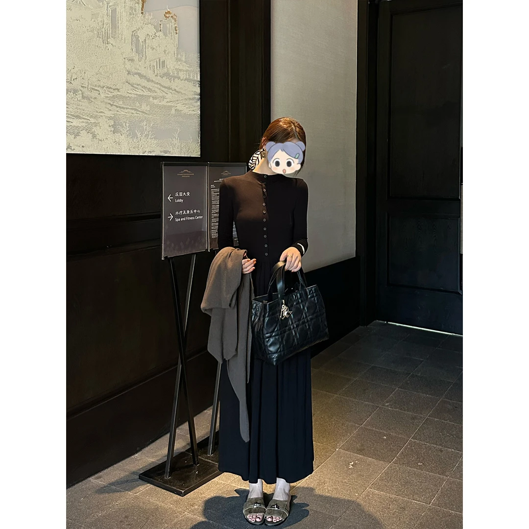 早秋流行穿搭圆领长袖单排扣长裙黑色气质女装显瘦修身气质连衣裙