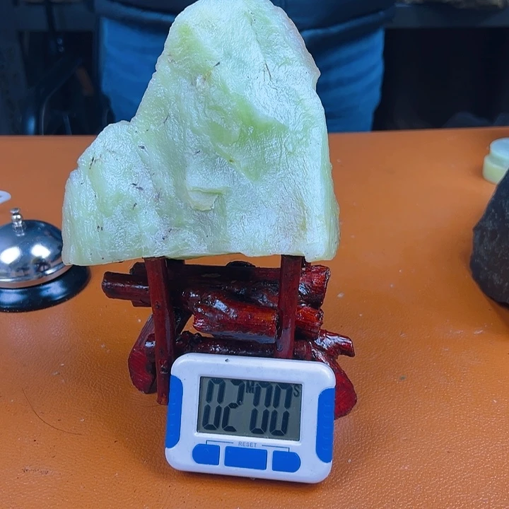 蛇纹石玉原石未镶嵌山****。9