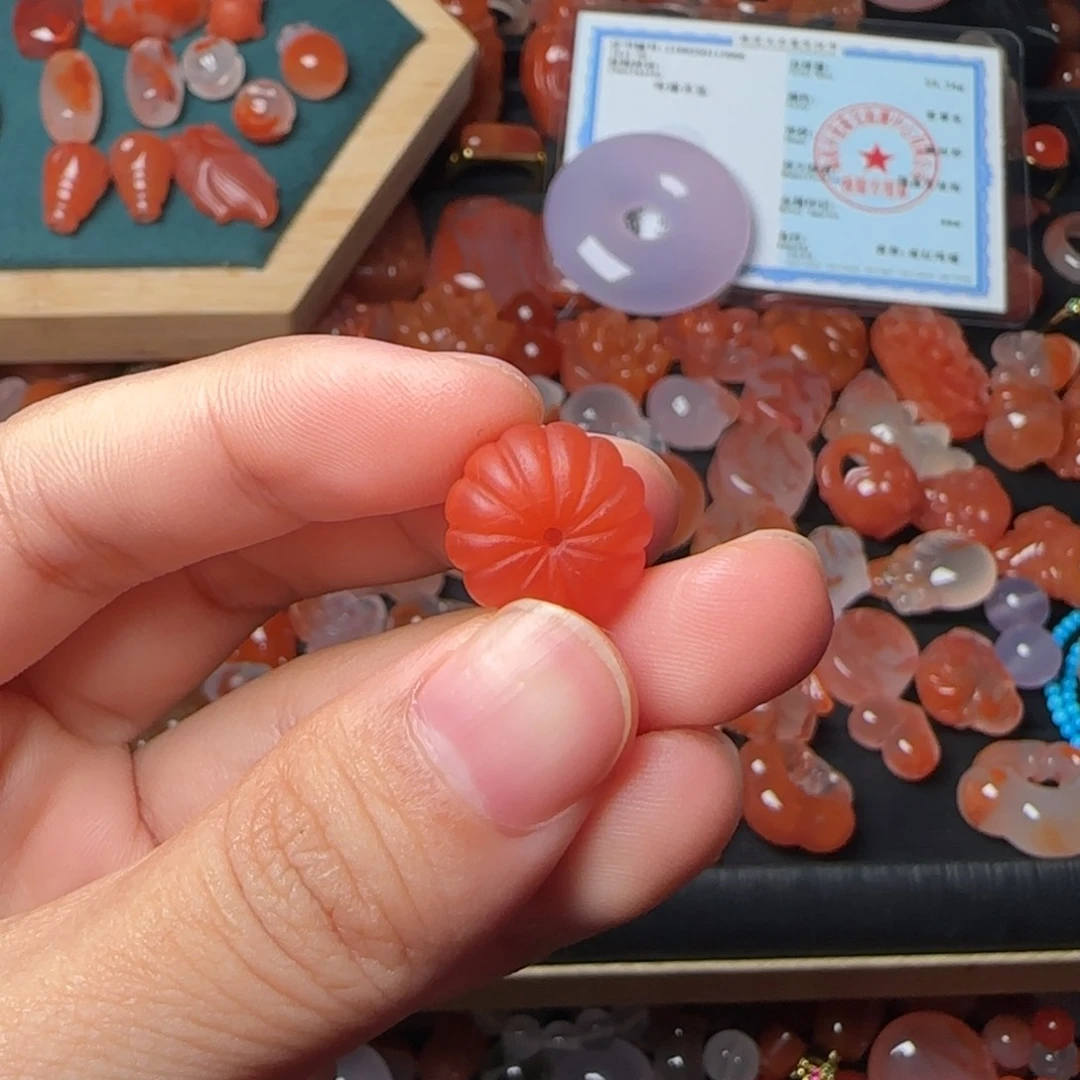 施***杰南红玛瑙未镶嵌颈饰