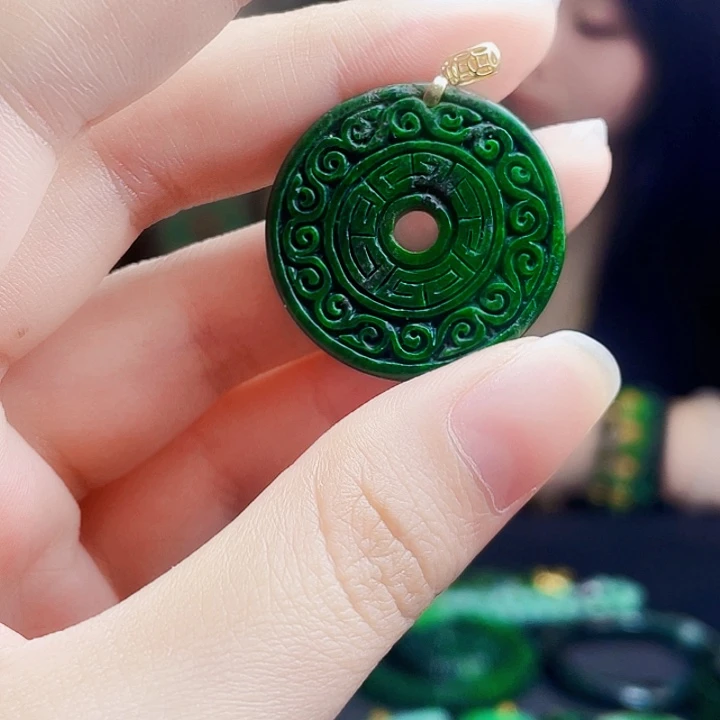 翡翠18K金镶嵌颈饰多样性