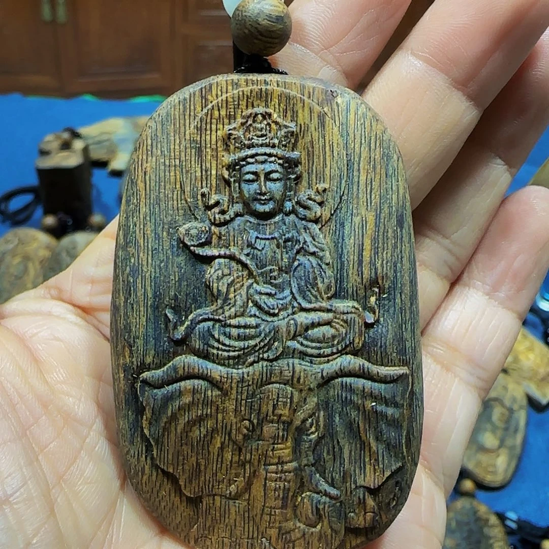 沉香沉香碎屑海南白奇乌身老料普贤菩萨带绳 20克