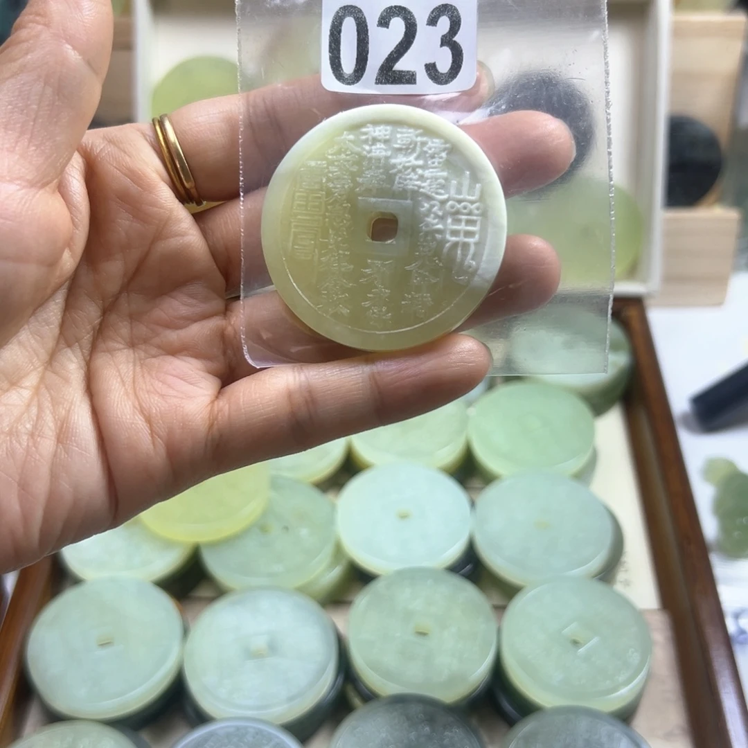 未镶嵌岫玉颈饰吊坠