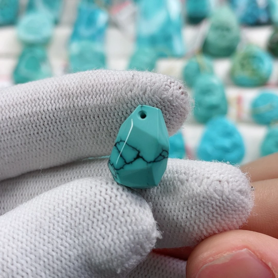 绿松石颈饰未镶嵌陳**?