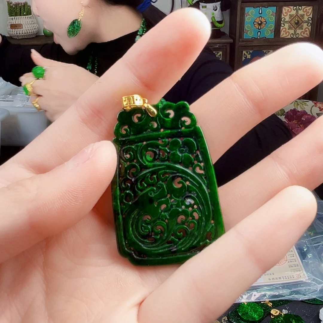 颈饰18K金镶嵌翡翠多样性