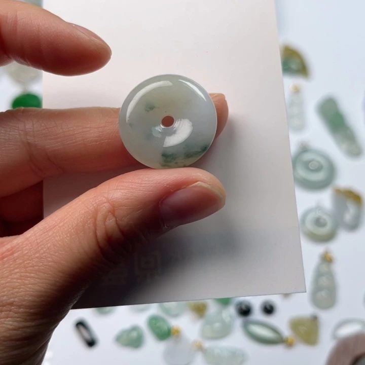 翡翠未镶嵌颈饰飘花平安扣